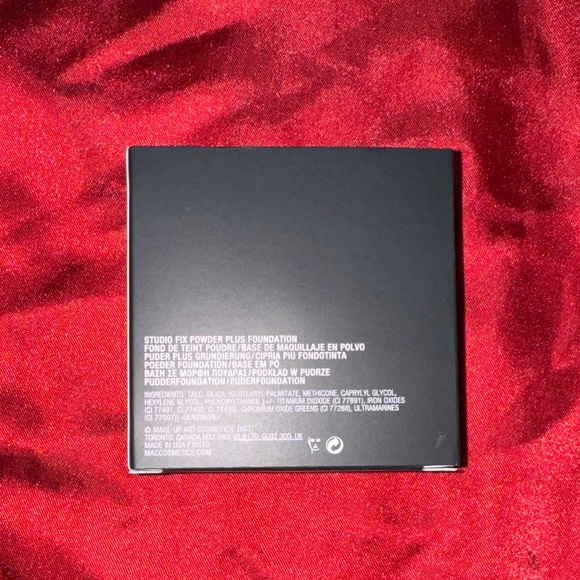 MAC Studio Fix Powder Plus Foundation Compact - Picture 2 of 3